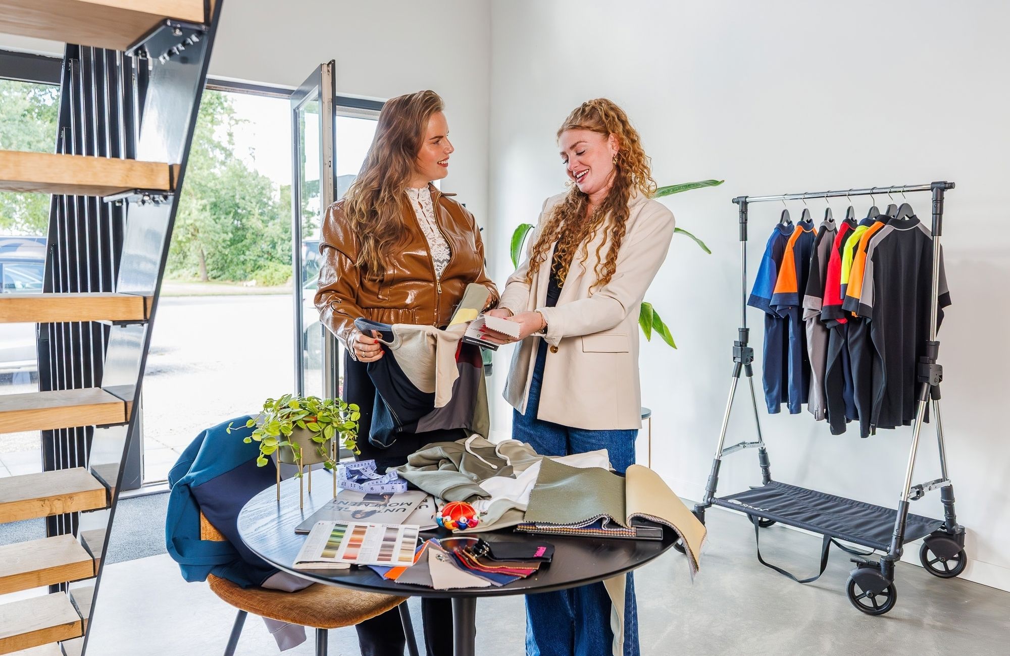Uitzoeken van kleding showroom